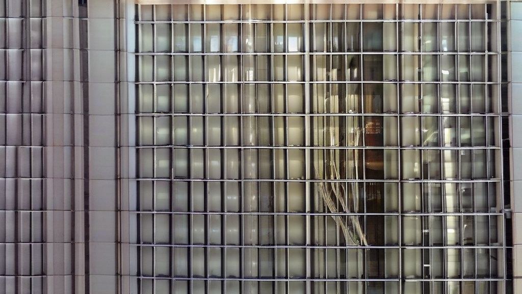 고요한 새벽, 동쪽 하늘이 밝아오기 시작하는 풍경과 함께 노트북을 켜고 아침 루틴을 준비하는 한국인 직장인의 모습