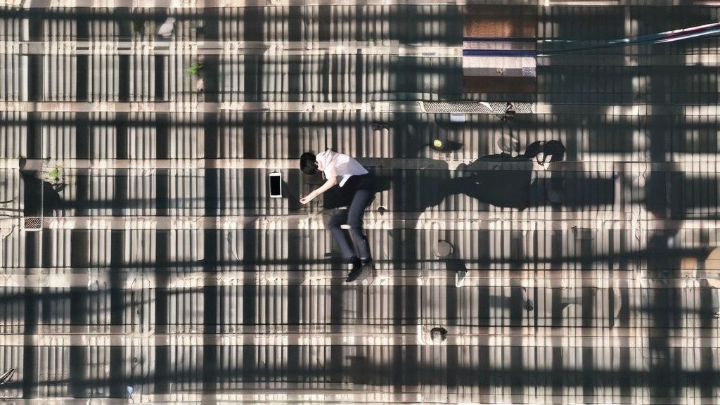 한국의 밝은 방 안에서 요가 매트 위에서 간단한 스트레칭 동작을 하는 20대 한국인 여성