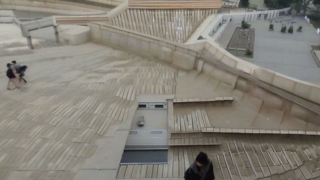 성공을 향해 나아가는 한국인 비즈니스맨의 모습, 배경에는 밝은 미래가 펼쳐져 있다.