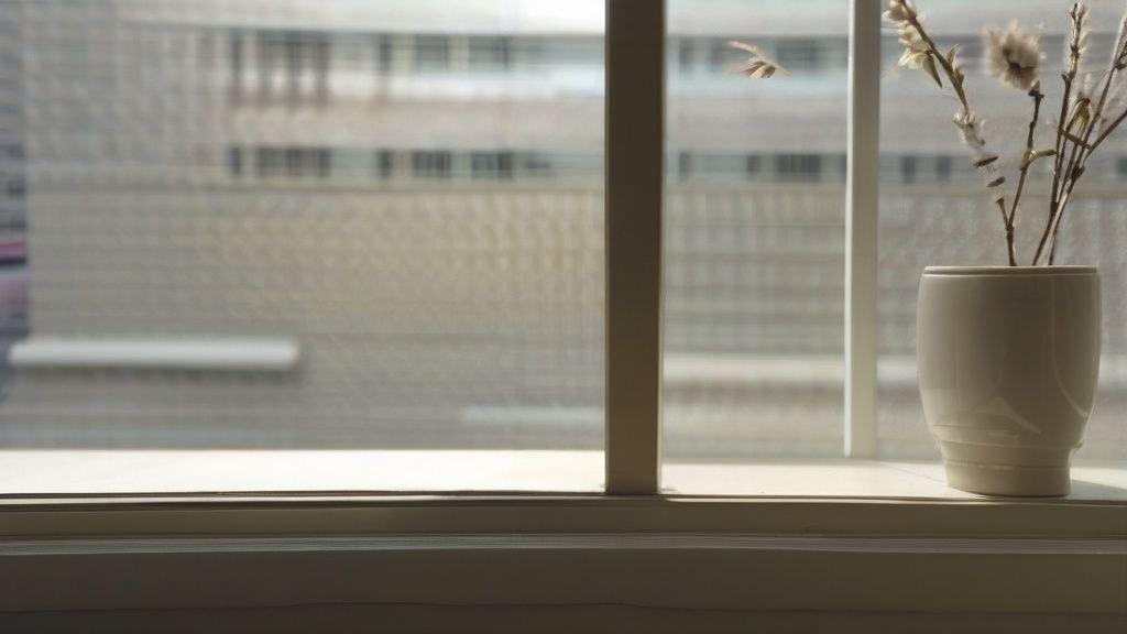 한국인 남성이 화이트보드에 SMART 목표를 적고 달성 계획을 세우는 모습