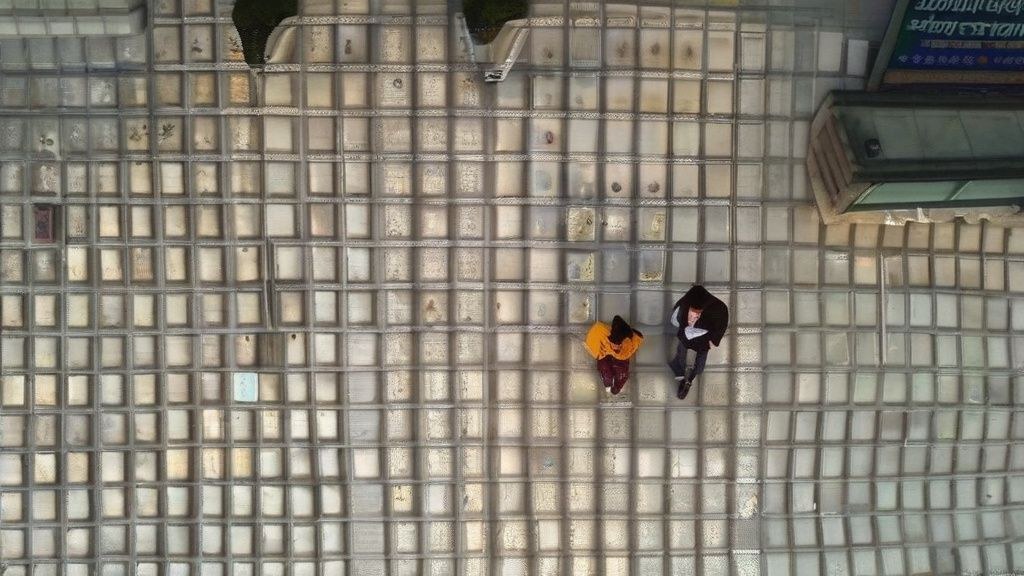 한국인 30대 남성이 사무실 책상 앞에서 성공을 다짐하며 고개를 끄덕이는 모습